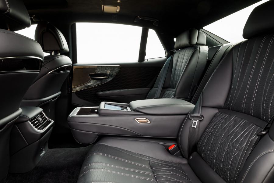 Интерьер Lexus LS500h AWD 2017 года  (NA) (фото 3 из 96)
